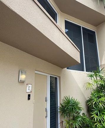 5th image of 101 SE 15th Ave #1