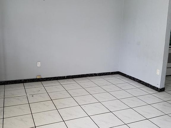 3rd image of 497 NE 168th St