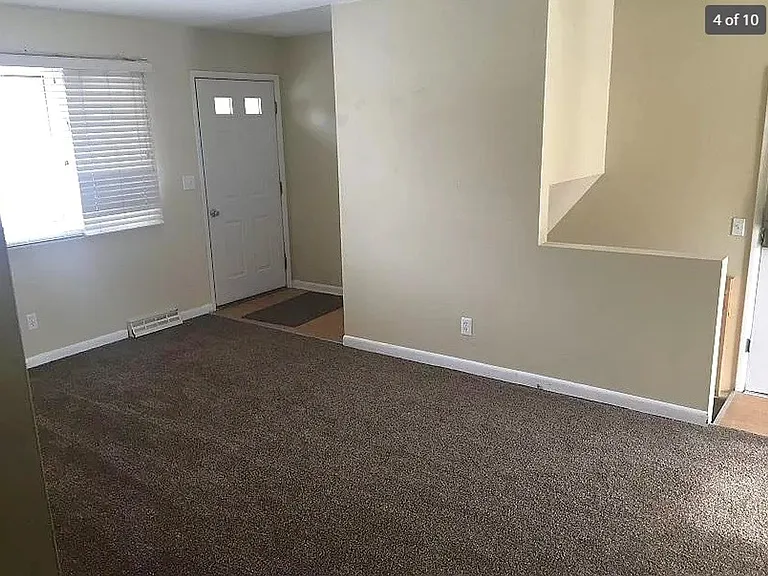 1611 Crosby Ln — Photo 2