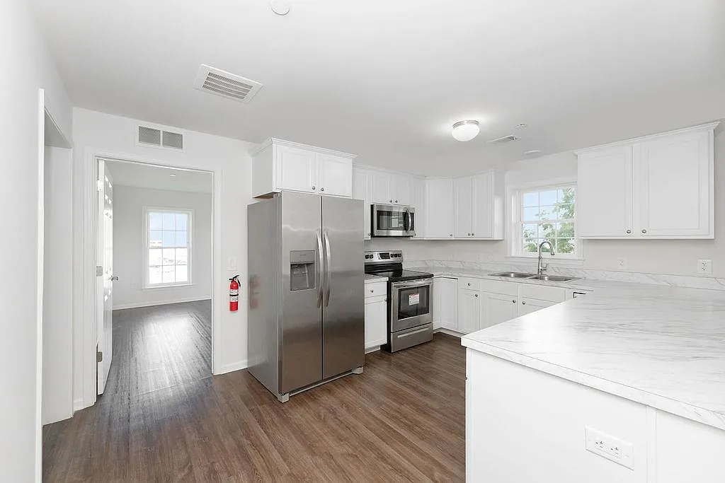 Building Photo - 162-170 S Orange Ave #404