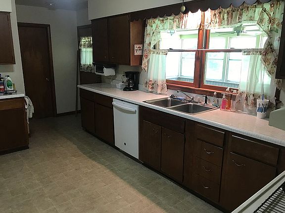 Bright eat-in kitchen