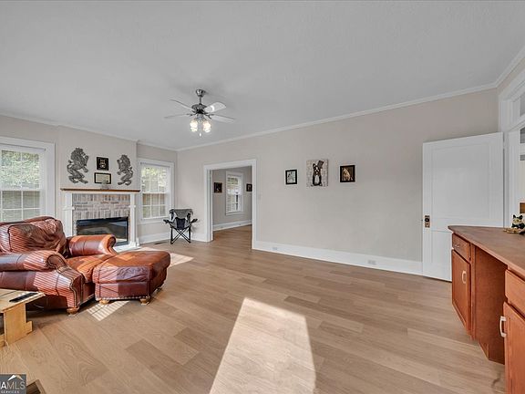 2nd image of 425 S 3rd St