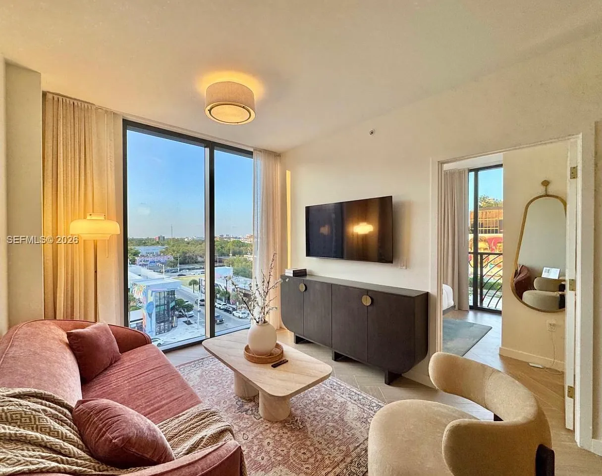 2 bed, 804 sqft, $6,750 — Photo 1
