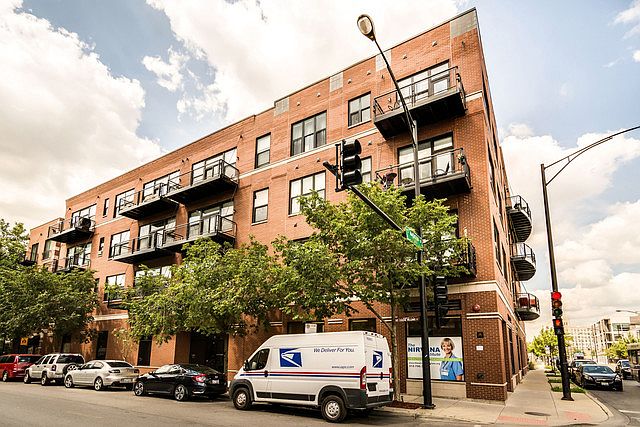 1st image of 2 S Leavitt St Unit 402