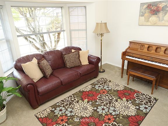 4th image of 319 White River Dr