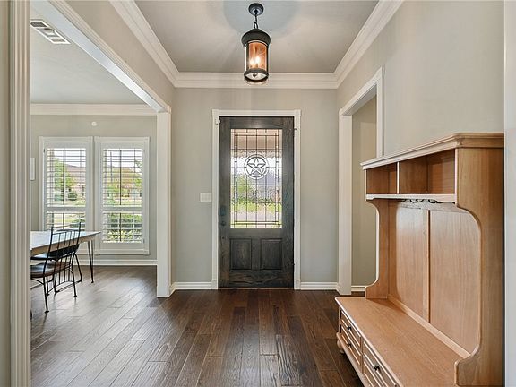 4th image of 818 Plum Hollow Dr