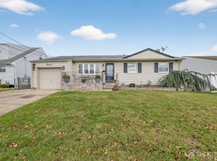 14 Sunnyside Dr, Carteret, NJ 07008