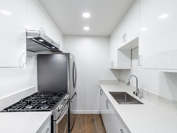 3rd image of 1027 9th St APT 3