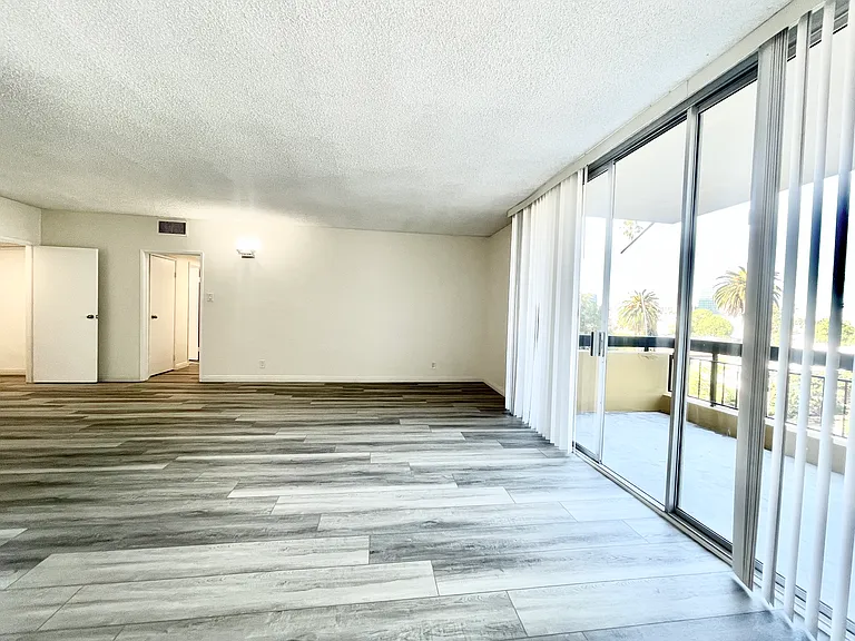 Occidental Towers Apartments — Photo 169