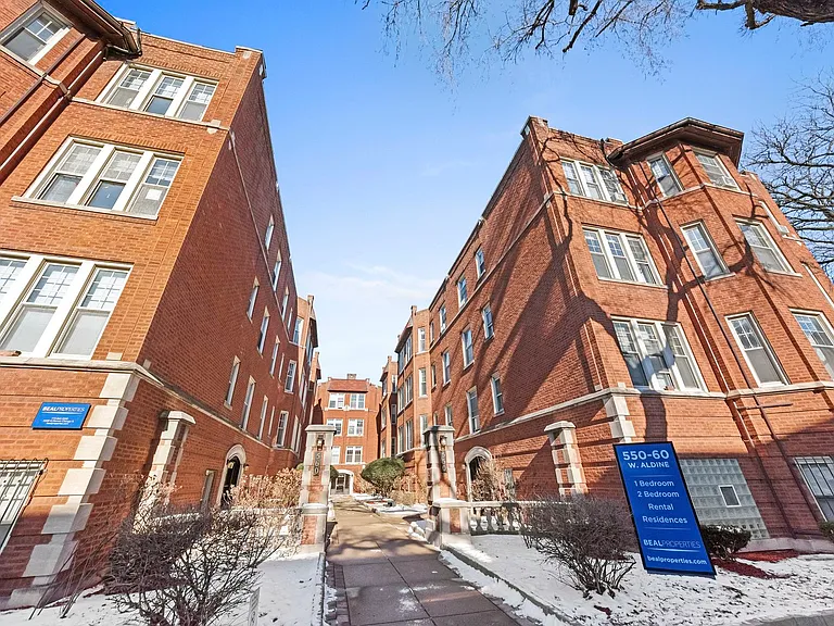 540 W Aldine Ave — Photo 1