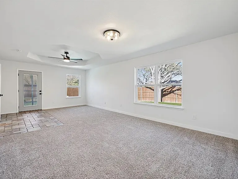 1016 Grand Central Pkwy — Photo 3
