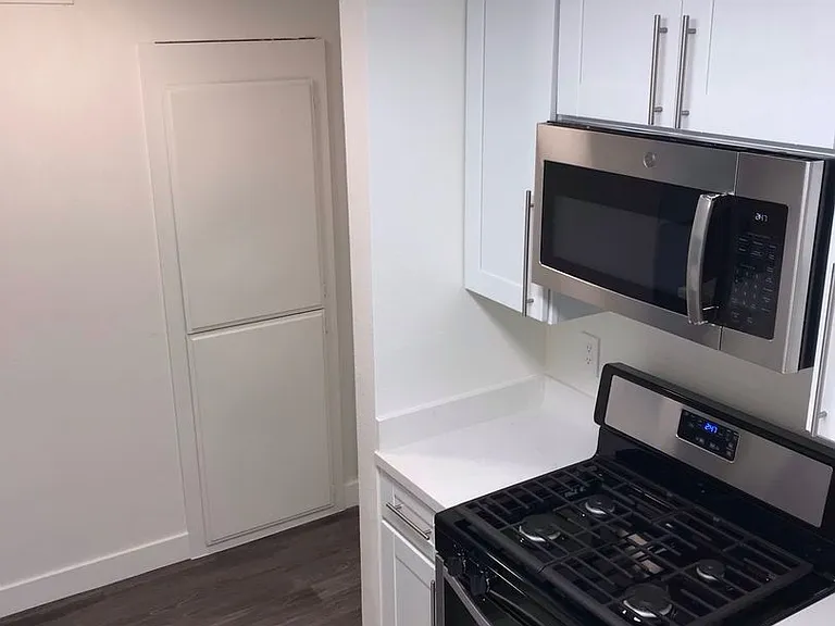 Sterling Court Apartments — Photo 17