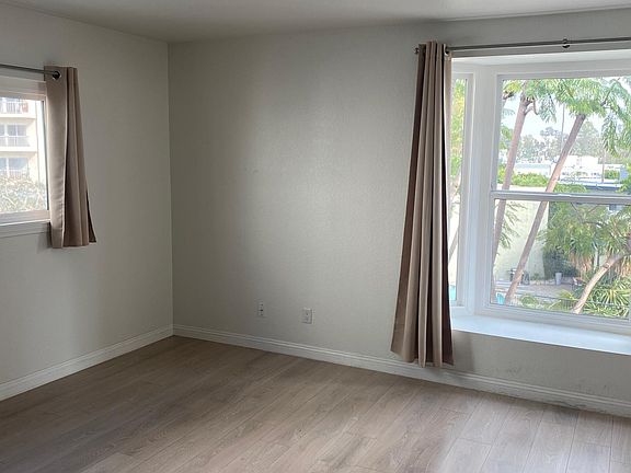 4th image of 633 S Barrington Ave APT 302