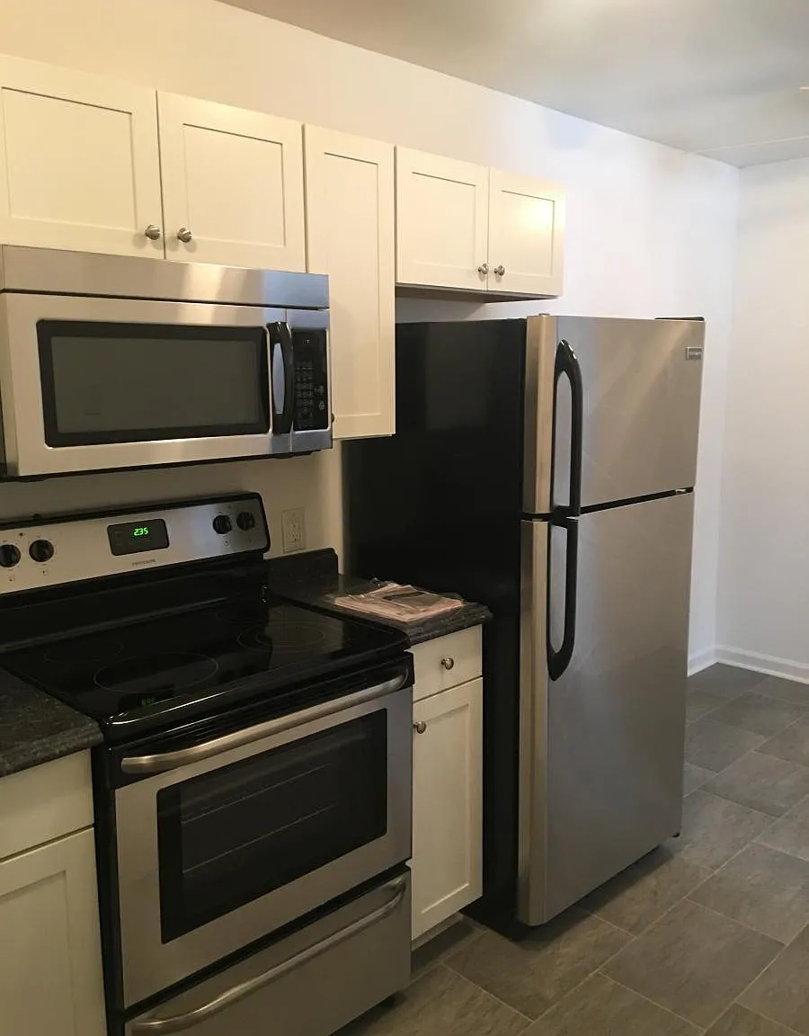 Lakeside Plaza Apartments — Photo 2