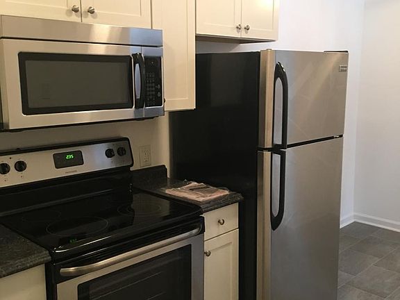 2nd image of 1125 Lakeside Dr #3aecyaemt