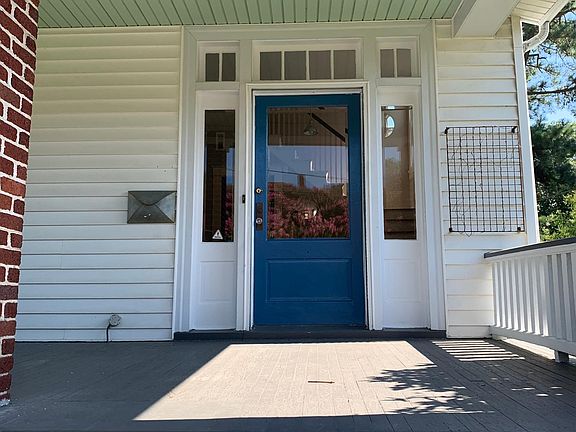 3rd image of 1151 Surrey Cres