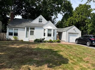 56 Middle Neck Rd, Roslyn, NY 11576