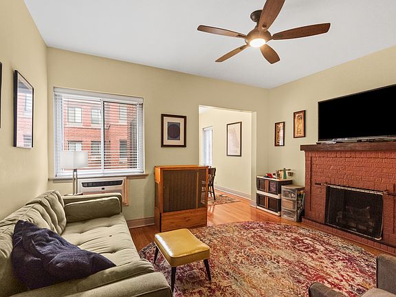 3rd image of 914 W Sunnyside Ave #2D