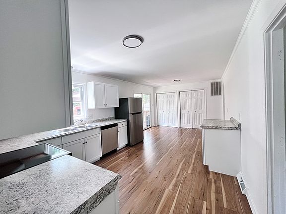 3rd image of 542 Briarwood Cir
