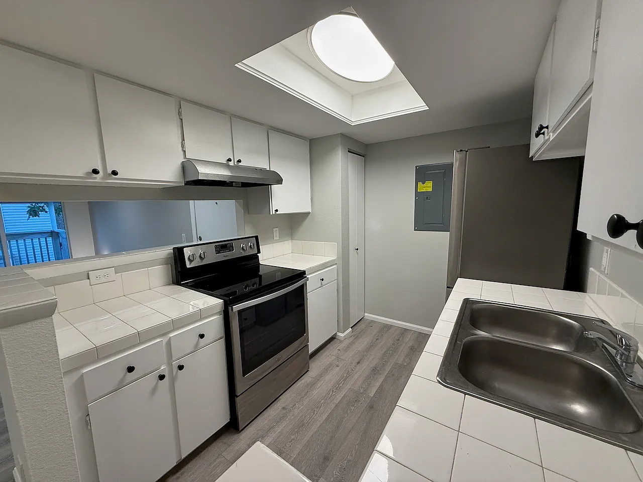 2 bed, 945 sqft, $1,765 — Photo 1
