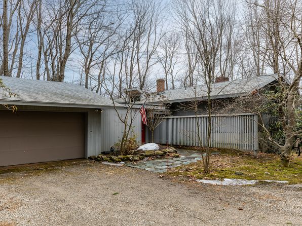55 Westwood Dr, Middlebury, CT 06762