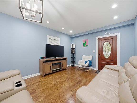 3rd image of 1053 W 104th Pl