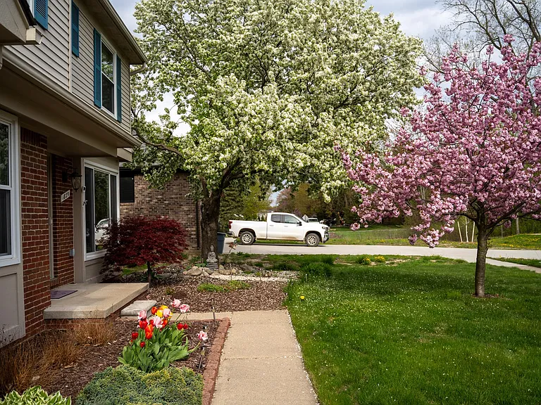 1825 Latimer Dr — Photo 2