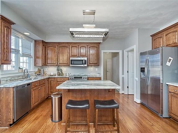 3rd image of 916 Churchill Dr