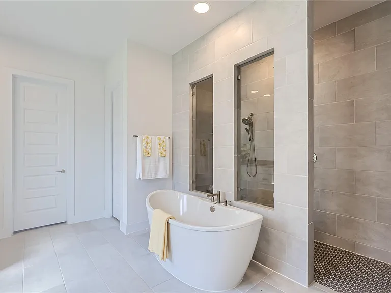 704 Palamos Dr — Photo 21