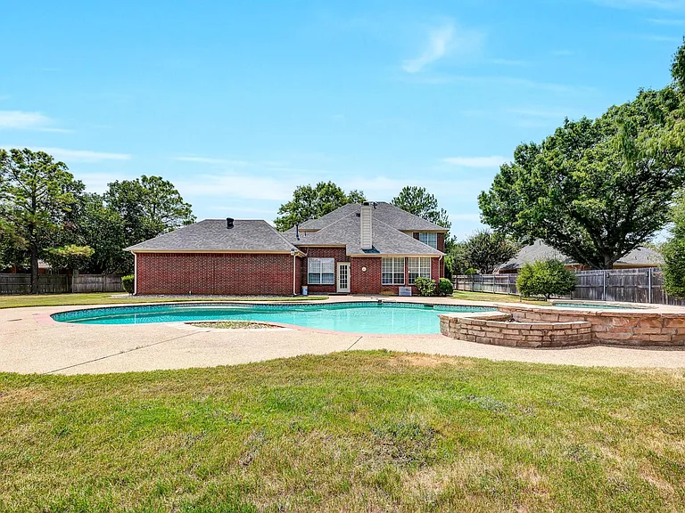 306 Canyon Lake Dr — Photo 2