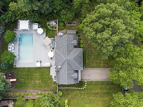 2nd image of 8 Rochelle Lane