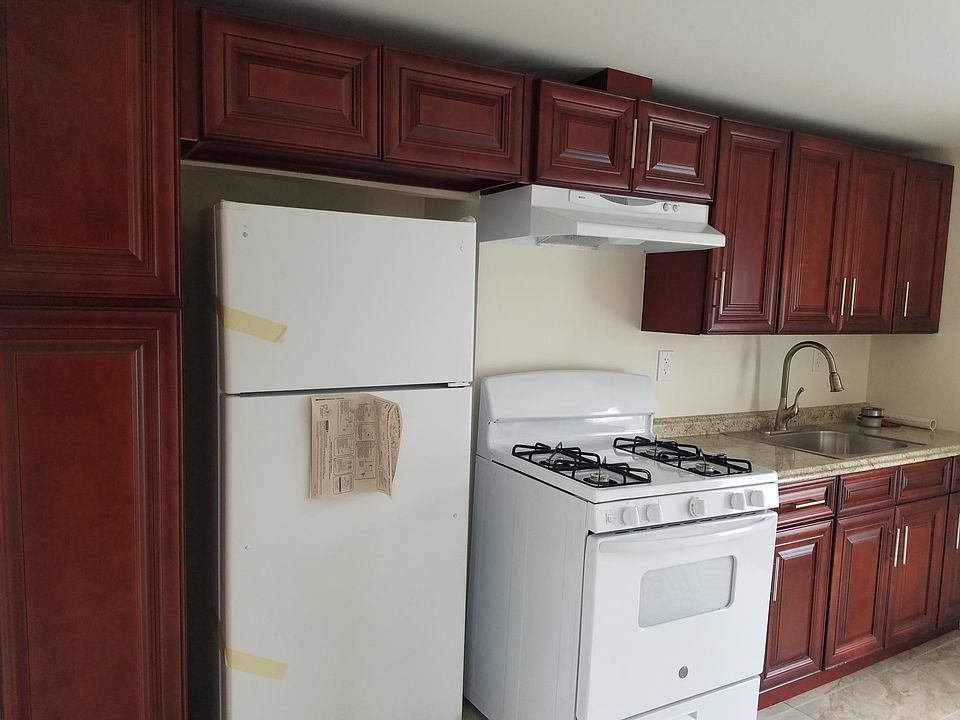 1st image of 32 E Hawthorne Ave