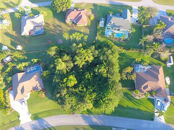 3rd image of 145 SW Meade Cir