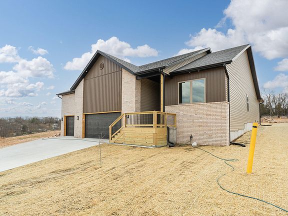 3rd image of 1006 W Pebblebrooke Drive