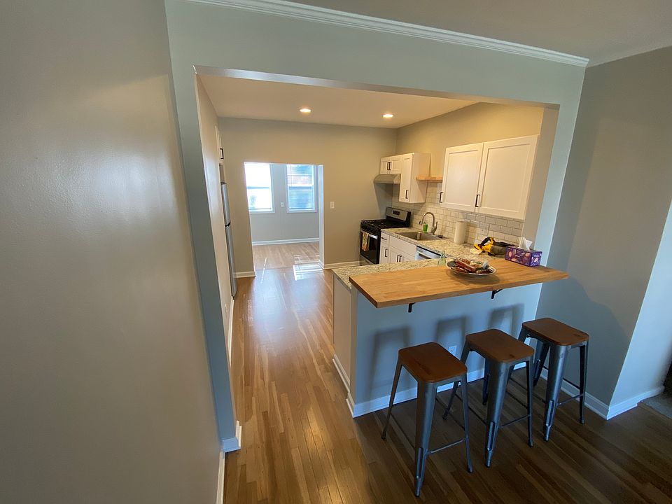 breakfast bar area