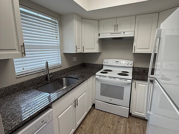 3rd image of 3305 Camelot Dr #A5