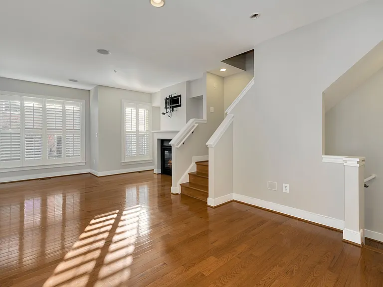 918 4th St SE — Photo 5