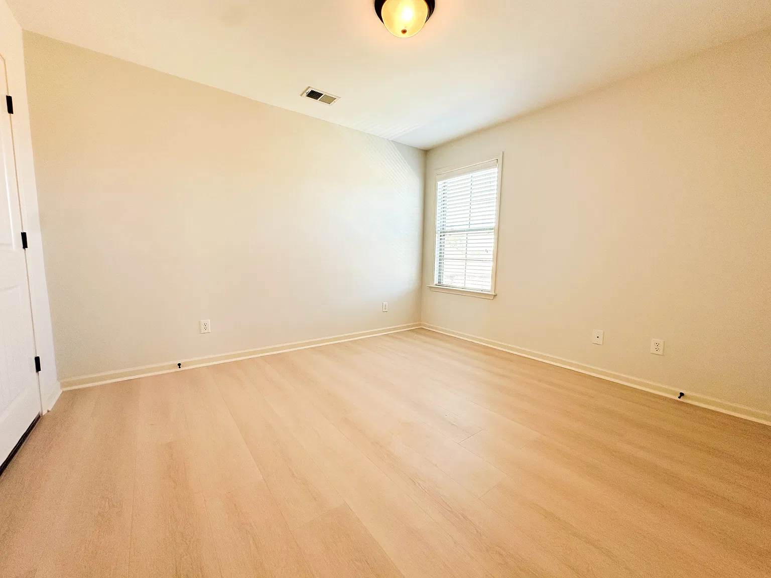 5 bed, 2530 sqft, $2,600 — Photo 2