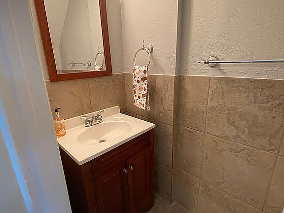 2nd image of 633 NE 2nd Ave APT 17