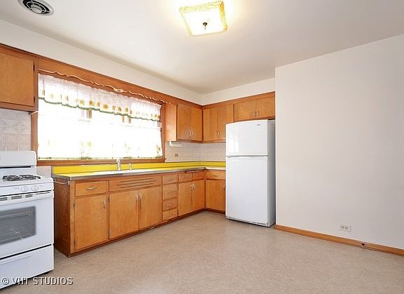 3rd image of 5814 N Elston Ave