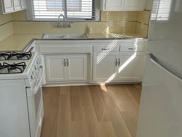 3187 S Barrington Ave — Photo 5