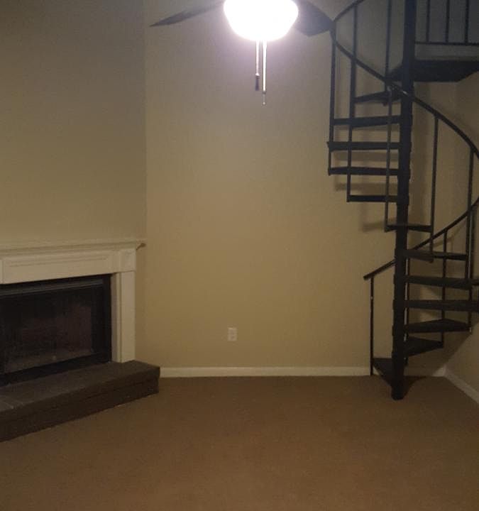 Living Room w Fireplace