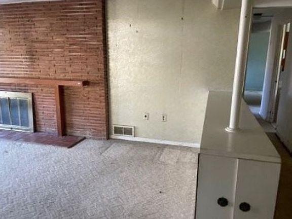 3rd image of 31 Mandalay Dr