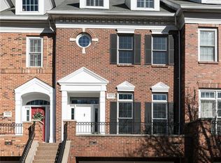 8227 Parkside Dr, Saint Louis, MO 63105