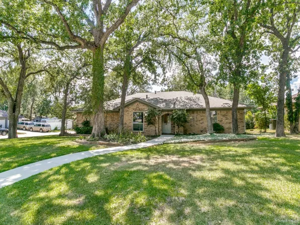 2201 Cambridge Dr, Hurst, TX 76054
