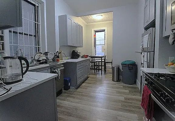 4th image of 360 W 51st St #A
