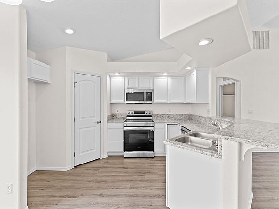 4th image of 16798 Bayou Way