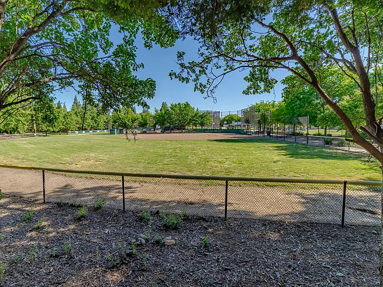 359 Seaton Dr — Photo 31