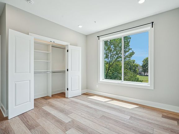 3rd image of 2635 W Jefferson St #305