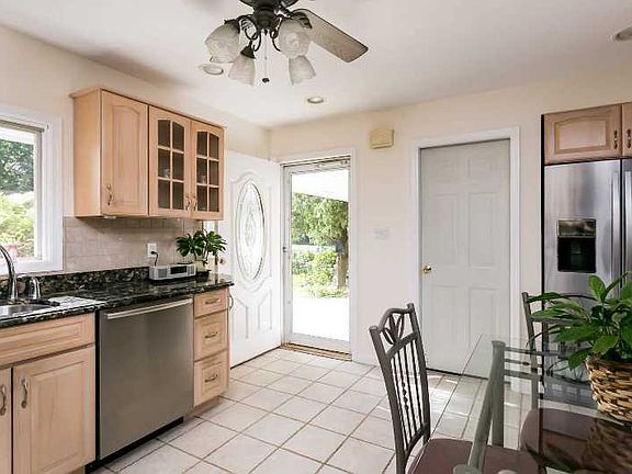3rd image of 30 Wildwood Ln